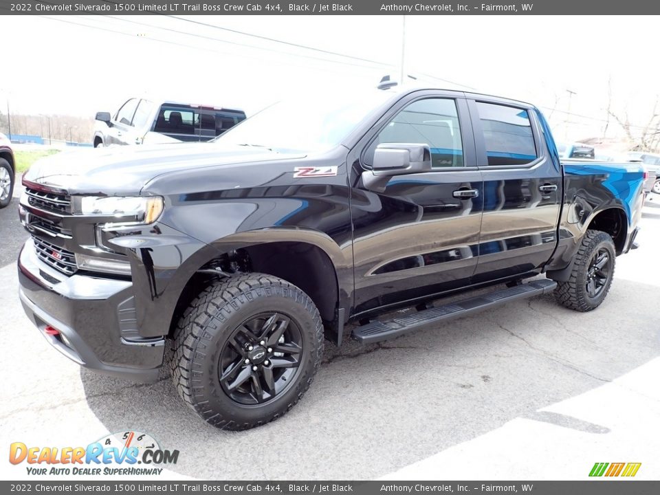 Front 3/4 View of 2022 Chevrolet Silverado 1500 Limited LT Trail Boss Crew Cab 4x4 Photo #7
