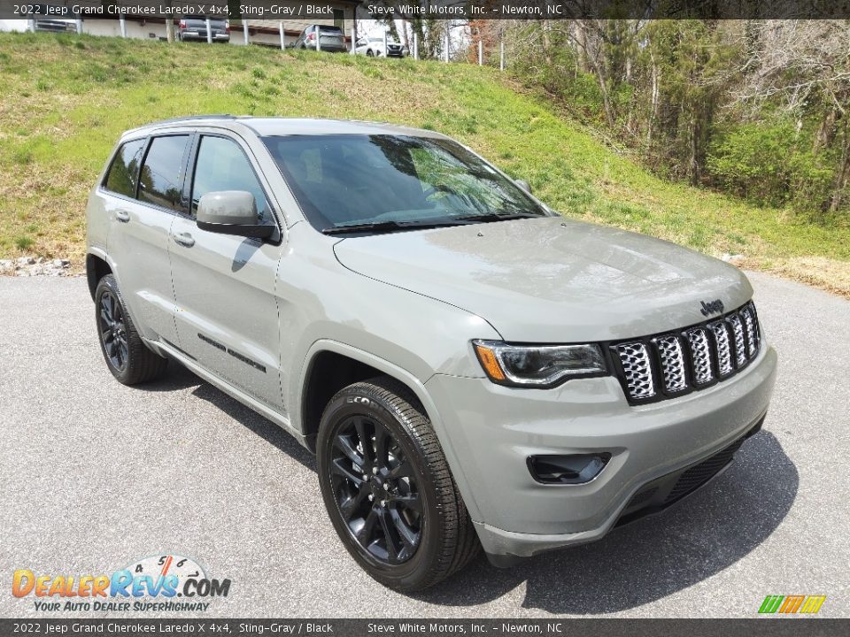 Front 3/4 View of 2022 Jeep Grand Cherokee Laredo X 4x4 Photo #4