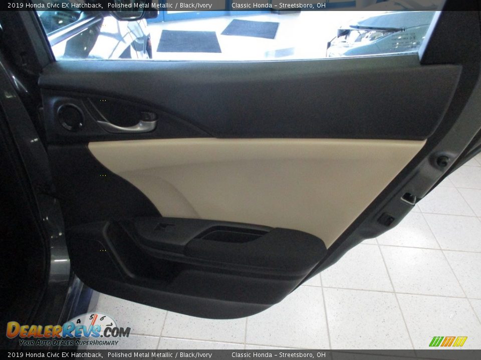 2019 Honda Civic EX Hatchback Polished Metal Metallic / Black/Ivory Photo #18