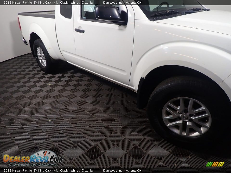 2018 Nissan Frontier SV King Cab 4x4 Glacier White / Graphite Photo #4