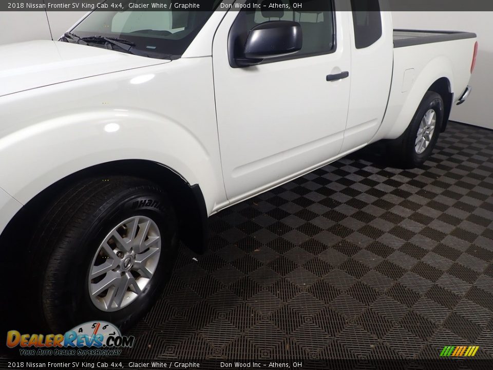 2018 Nissan Frontier SV King Cab 4x4 Glacier White / Graphite Photo #10