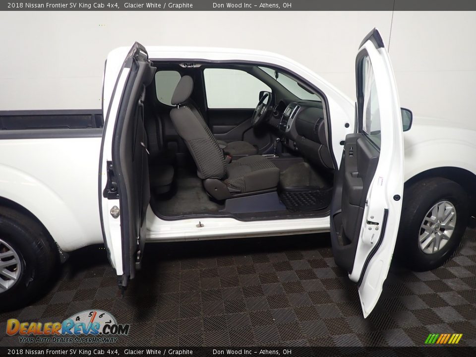 2018 Nissan Frontier SV King Cab 4x4 Glacier White / Graphite Photo #36