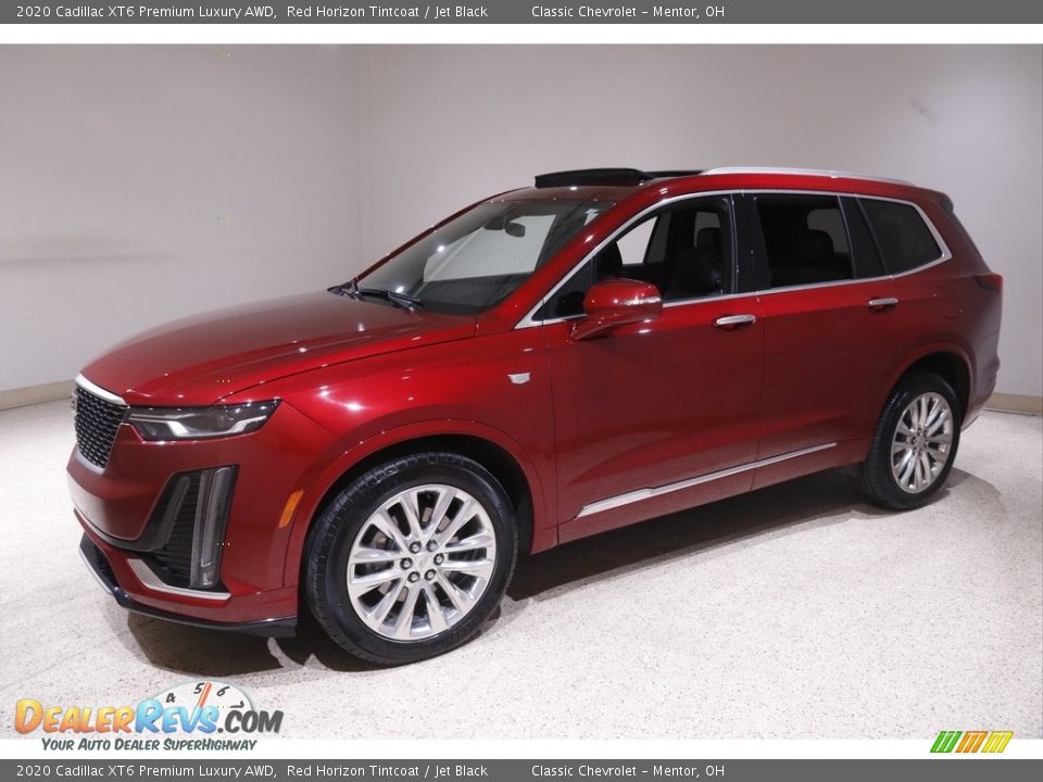 Front 3/4 View of 2020 Cadillac XT6 Premium Luxury AWD Photo #3