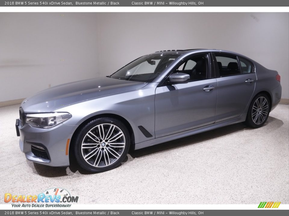 Front 3/4 View of 2018 BMW 5 Series 540i xDrive Sedan Photo #3