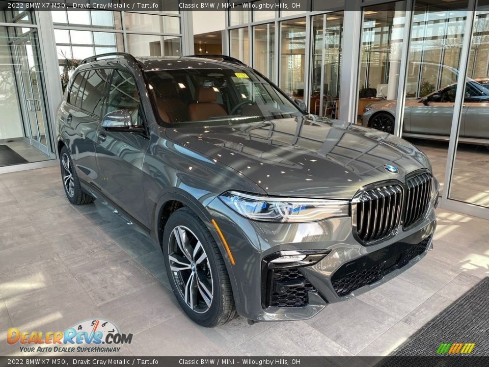 Front 3/4 View of 2022 BMW X7 M50i Photo #1