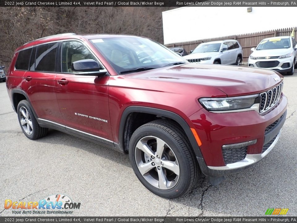 Front 3/4 View of 2022 Jeep Grand Cherokee L Limited 4x4 Photo #8