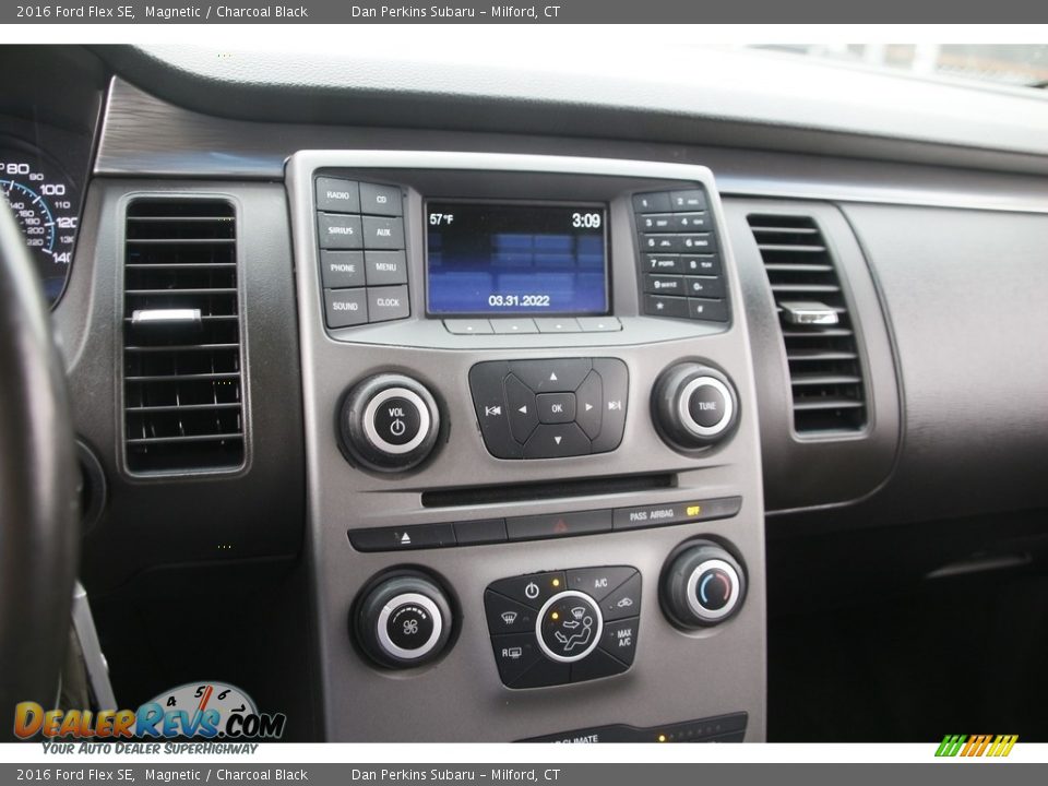 Controls of 2016 Ford Flex SE Photo #18