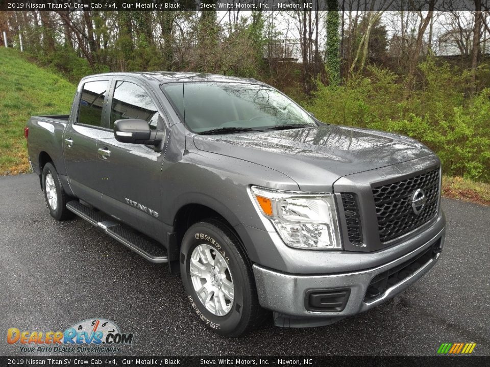 Front 3/4 View of 2019 Nissan Titan SV Crew Cab 4x4 Photo #4