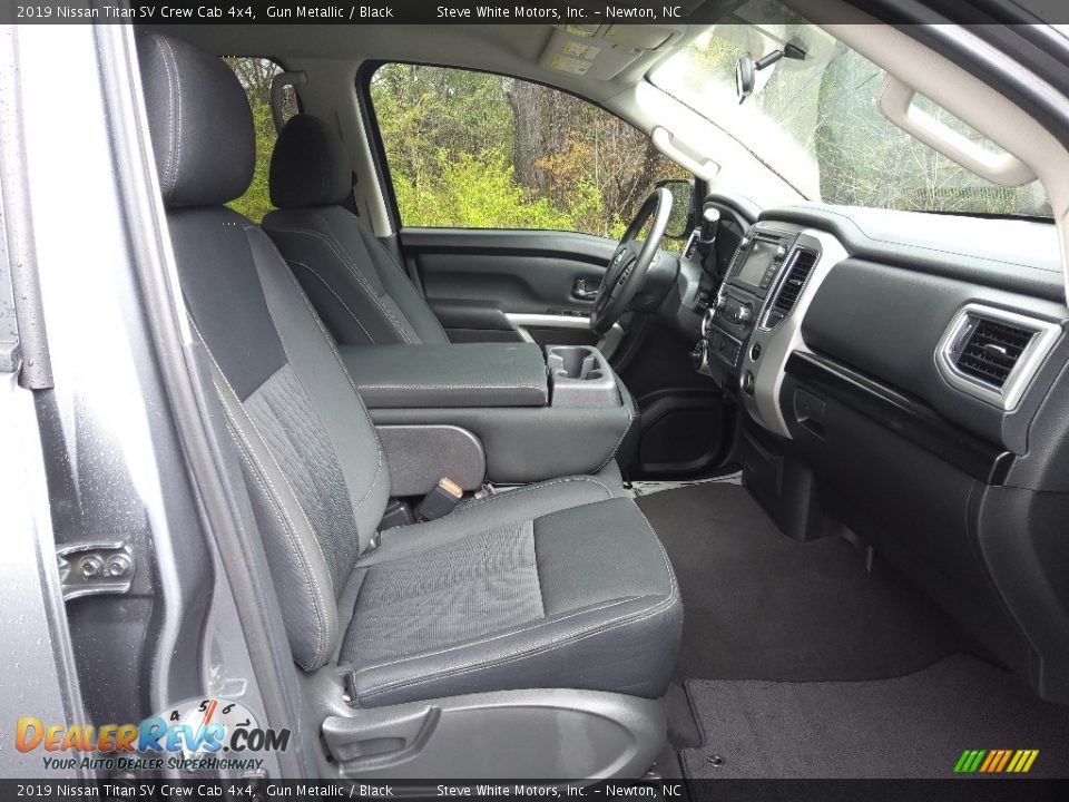 Front Seat of 2019 Nissan Titan SV Crew Cab 4x4 Photo #16