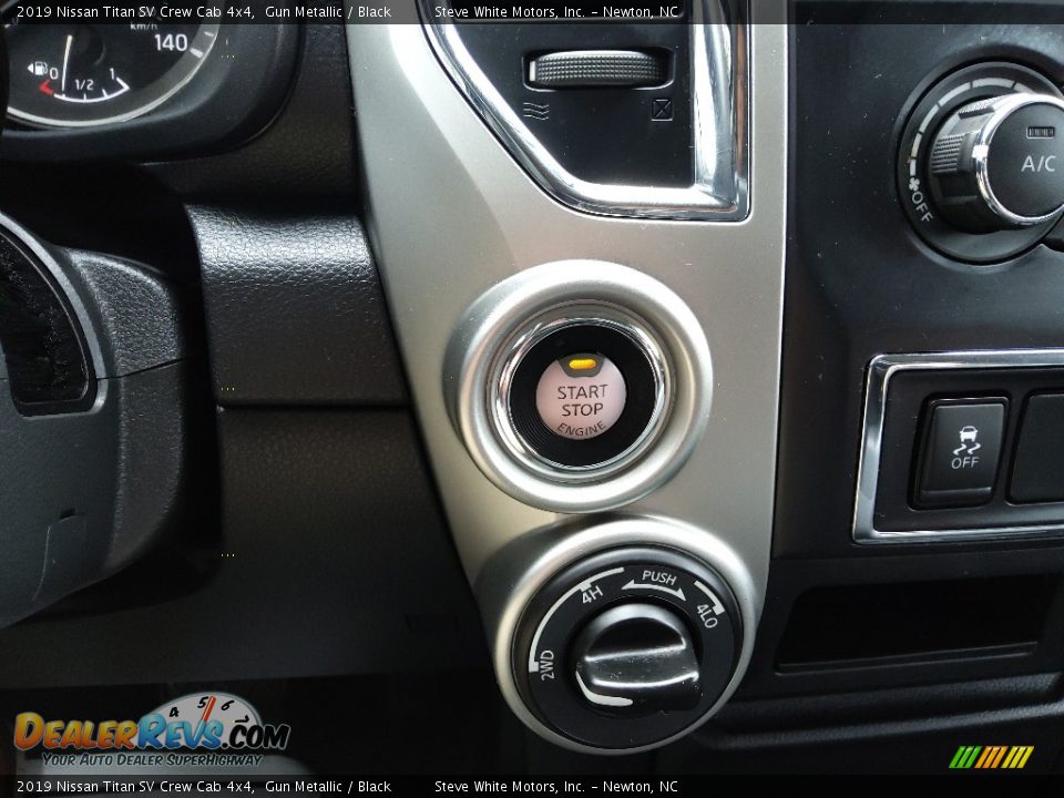 Controls of 2019 Nissan Titan SV Crew Cab 4x4 Photo #21