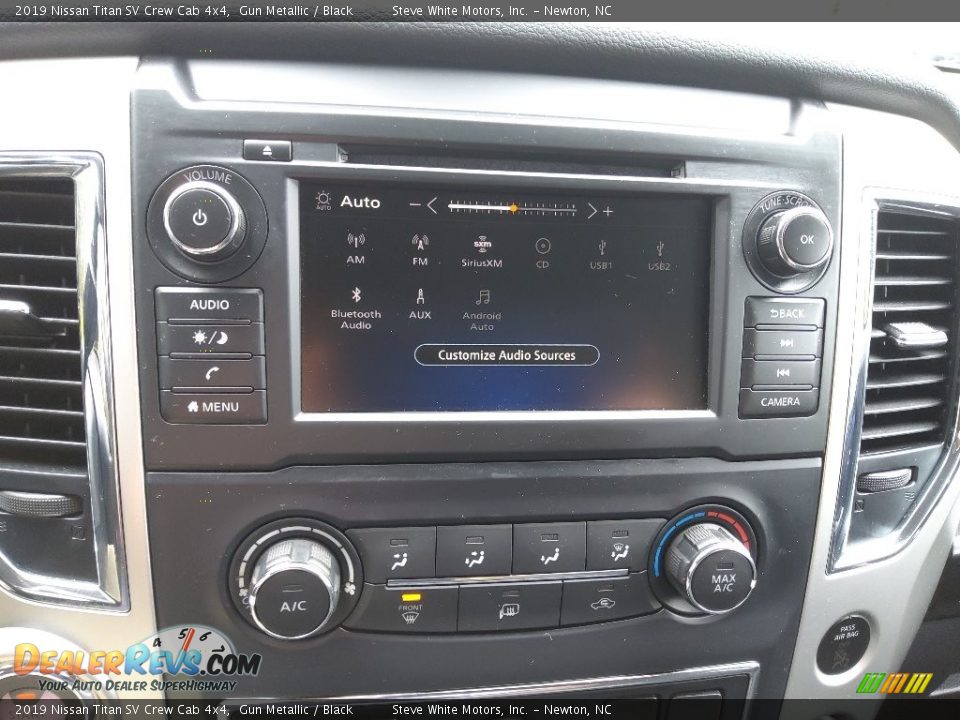 Controls of 2019 Nissan Titan SV Crew Cab 4x4 Photo #22