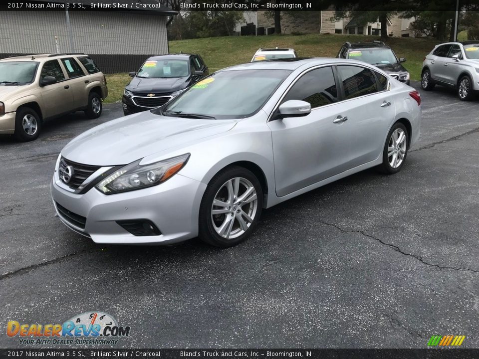 Front 3/4 View of 2017 Nissan Altima 3.5 SL Photo #2