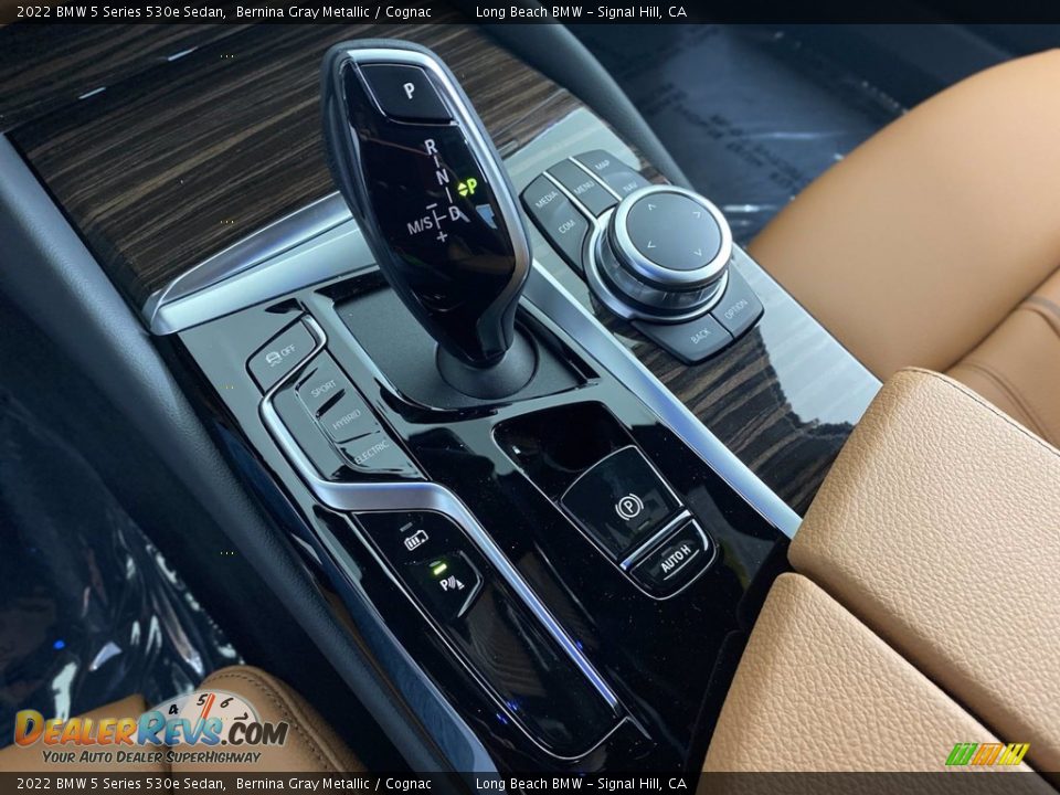 2022 BMW 5 Series 530e Sedan Shifter Photo #22