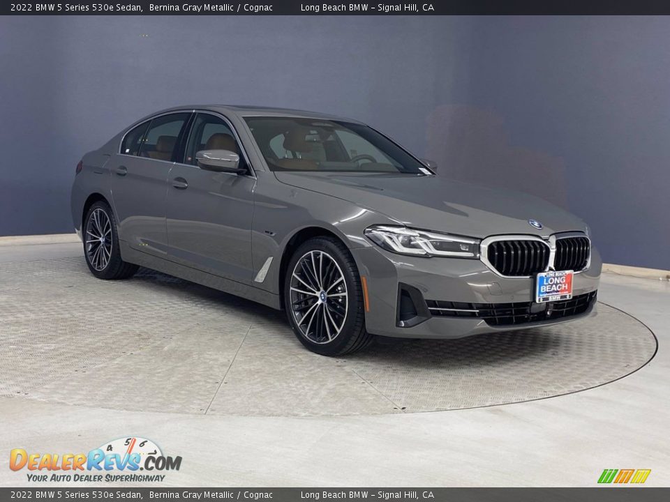 Front 3/4 View of 2022 BMW 5 Series 530e Sedan Photo #27