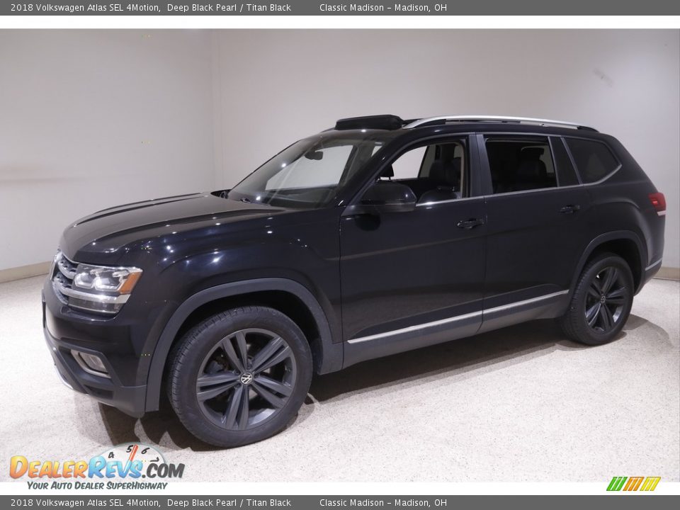 Front 3/4 View of 2018 Volkswagen Atlas SEL 4Motion Photo #3