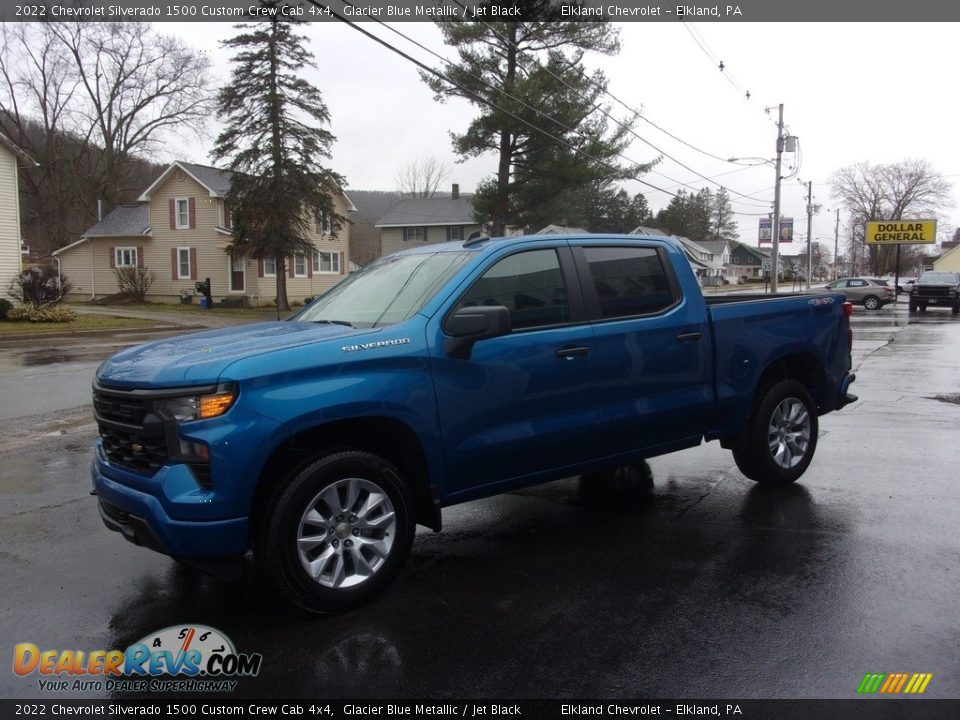 Front 3/4 View of 2022 Chevrolet Silverado 1500 Custom Crew Cab 4x4 Photo #7