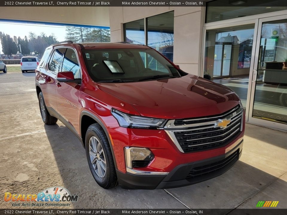 Front 3/4 View of 2022 Chevrolet Traverse LT Photo #2