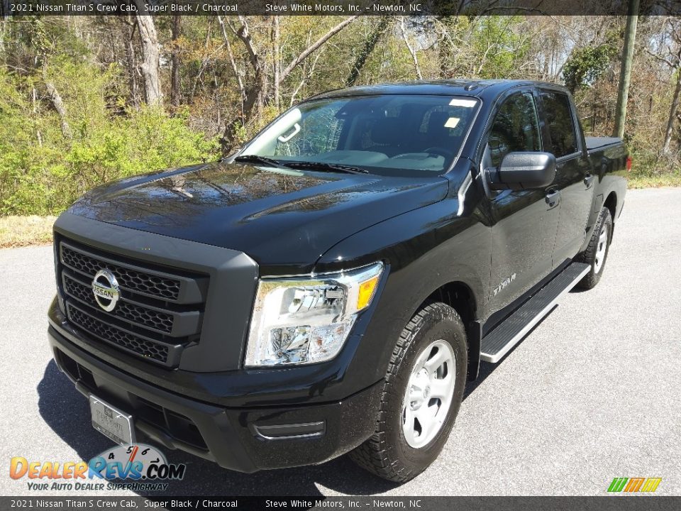 Front 3/4 View of 2021 Nissan Titan S Crew Cab Photo #2