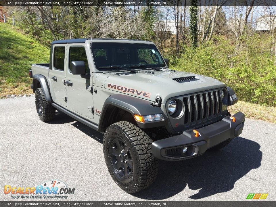 Front 3/4 View of 2022 Jeep Gladiator Mojave 4x4 Photo #4