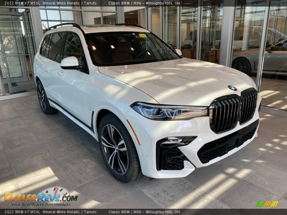 Front 3/4 View of 2022 BMW X7 M50i Photo #1