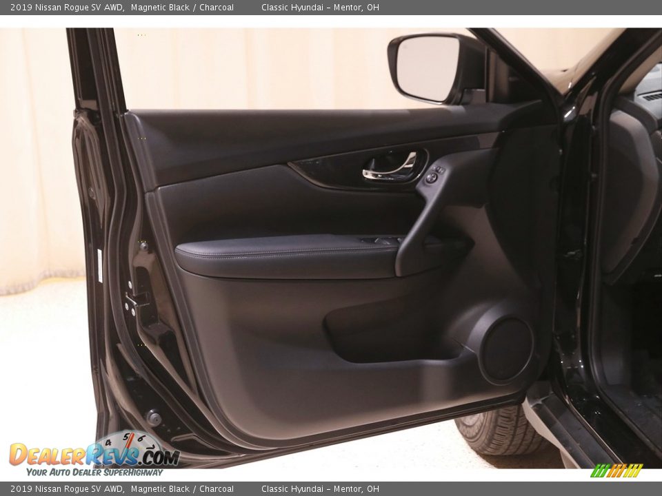 2019 Nissan Rogue SV AWD Magnetic Black / Charcoal Photo #4
