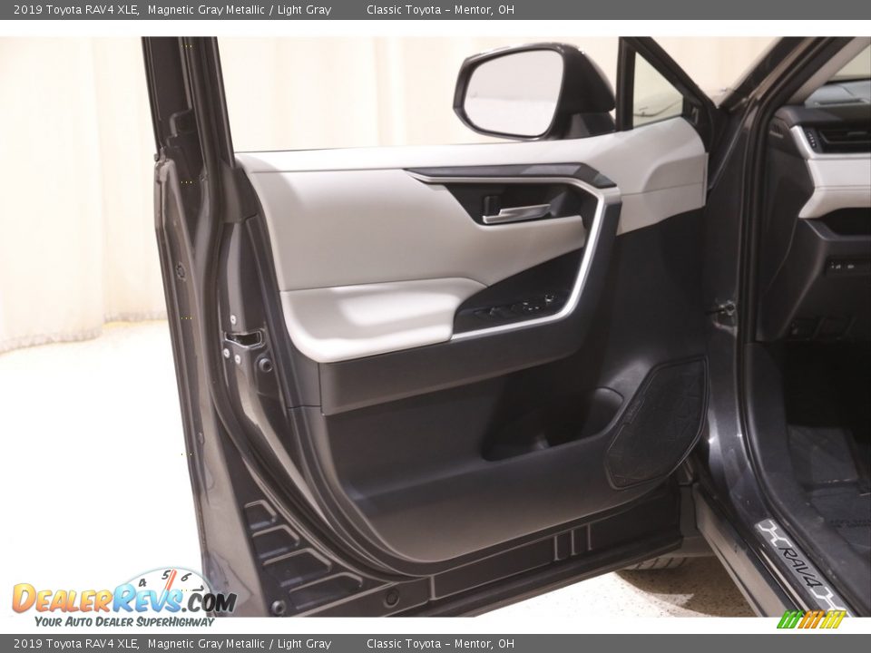 2019 Toyota RAV4 XLE Magnetic Gray Metallic / Light Gray Photo #4