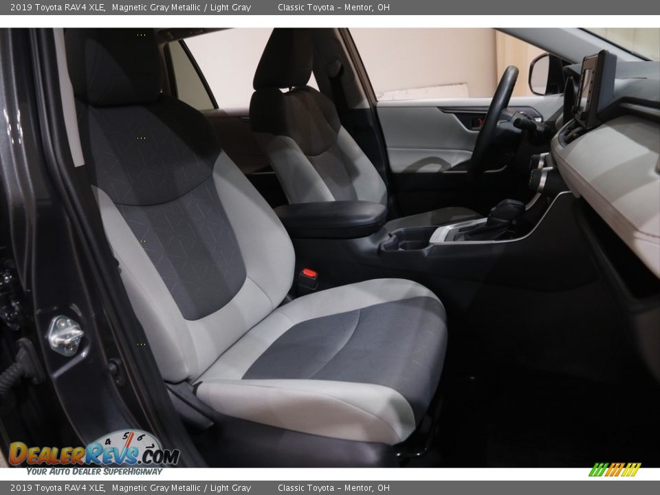 2019 Toyota RAV4 XLE Magnetic Gray Metallic / Light Gray Photo #14