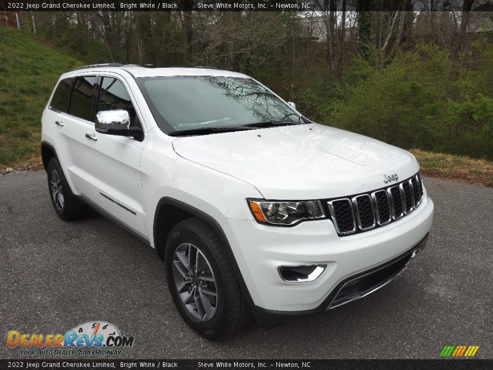 Front 3/4 View of 2022 Jeep Grand Cherokee Limited Photo #4