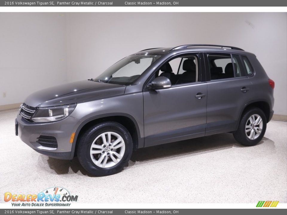 Front 3/4 View of 2016 Volkswagen Tiguan SE Photo #3