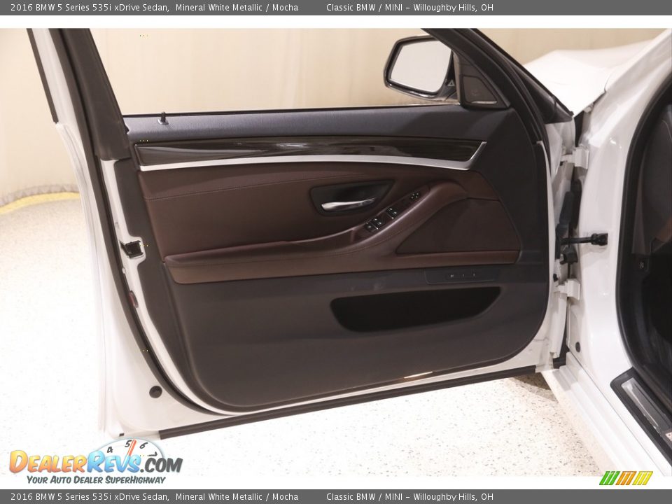 Door Panel of 2016 BMW 5 Series 535i xDrive Sedan Photo #4
