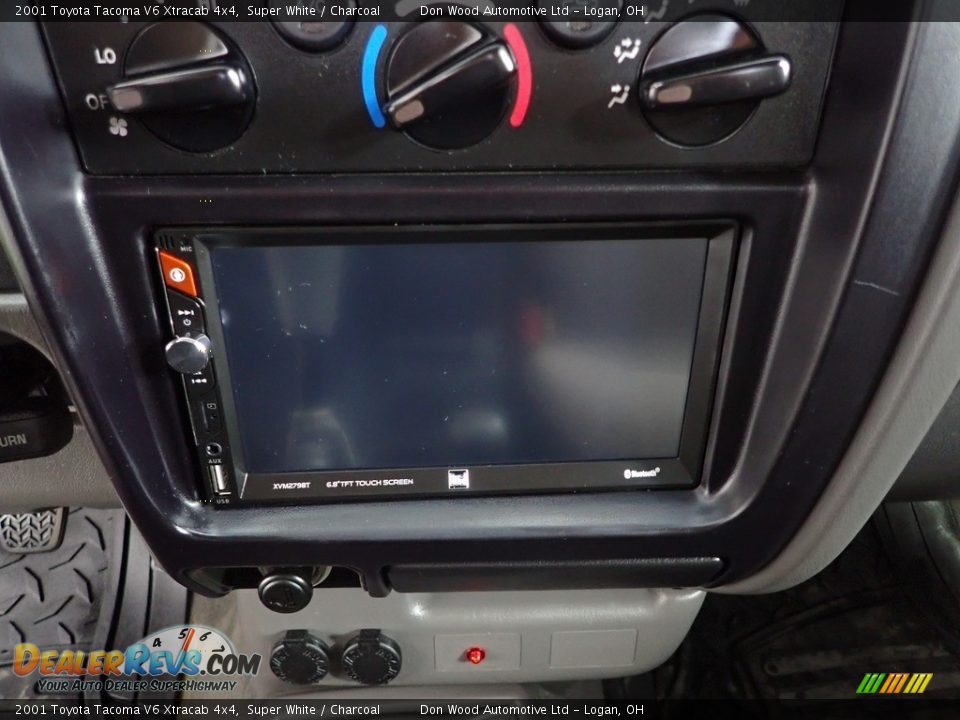 2001 Toyota Tacoma V6 Xtracab 4x4 Super White / Charcoal Photo #2