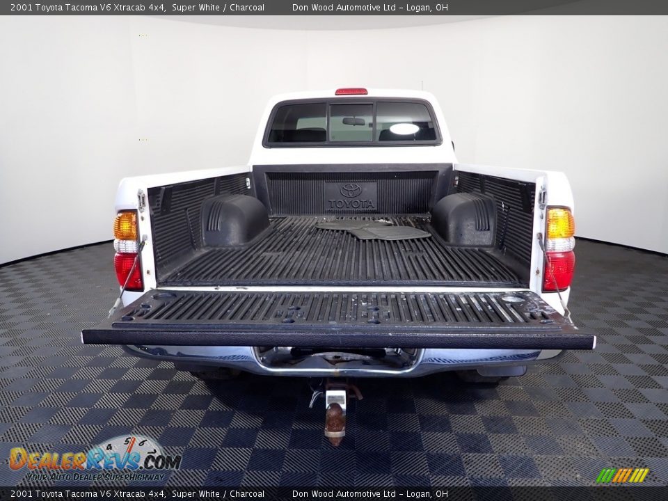 2001 Toyota Tacoma V6 Xtracab 4x4 Super White / Charcoal Photo #8