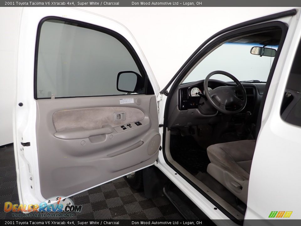 2001 Toyota Tacoma V6 Xtracab 4x4 Super White / Charcoal Photo #10