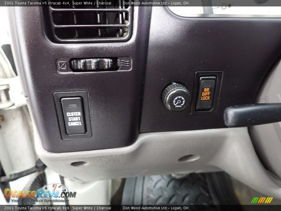 2001 Toyota Tacoma V6 Xtracab 4x4 Super White / Charcoal Photo #14