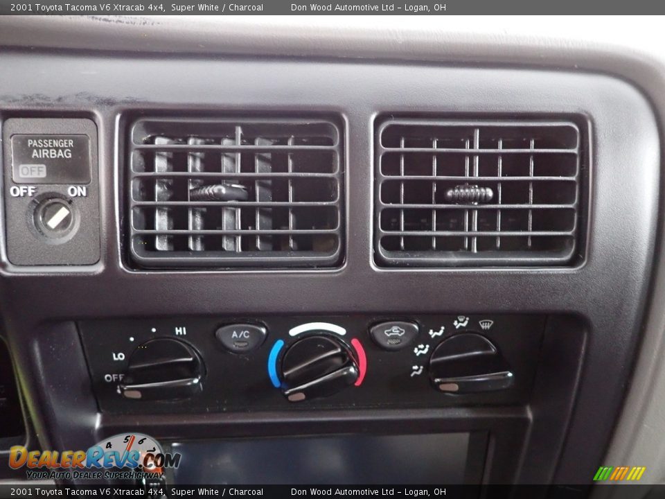 2001 Toyota Tacoma V6 Xtracab 4x4 Super White / Charcoal Photo #17