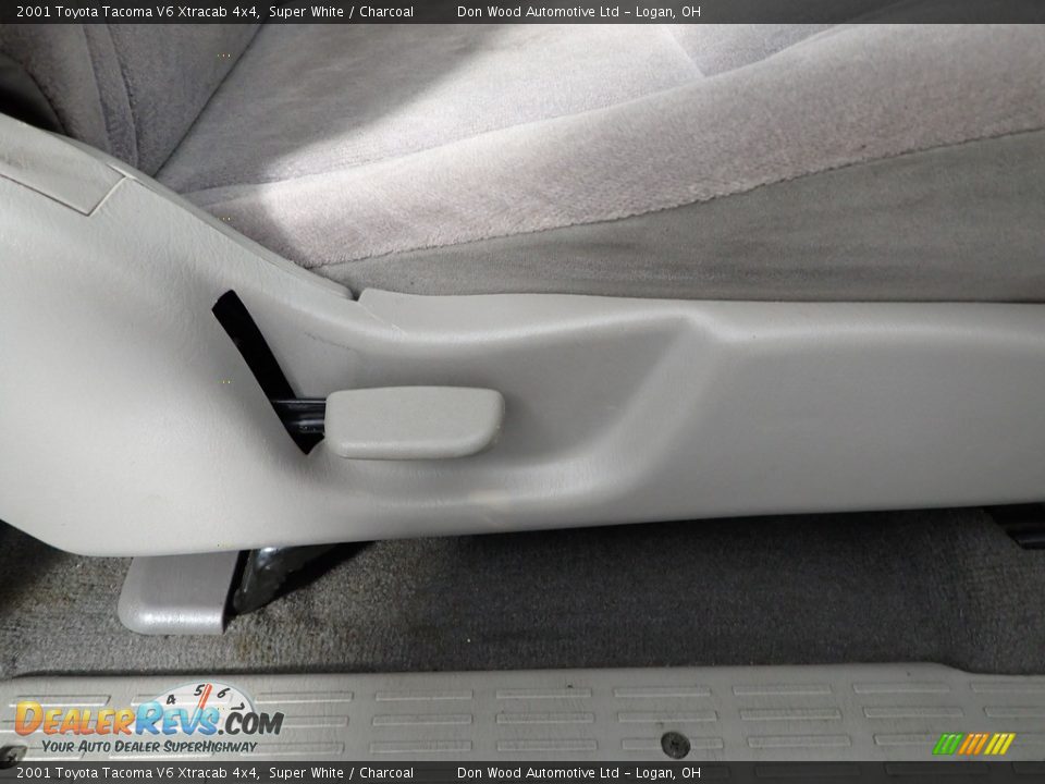 2001 Toyota Tacoma V6 Xtracab 4x4 Super White / Charcoal Photo #22