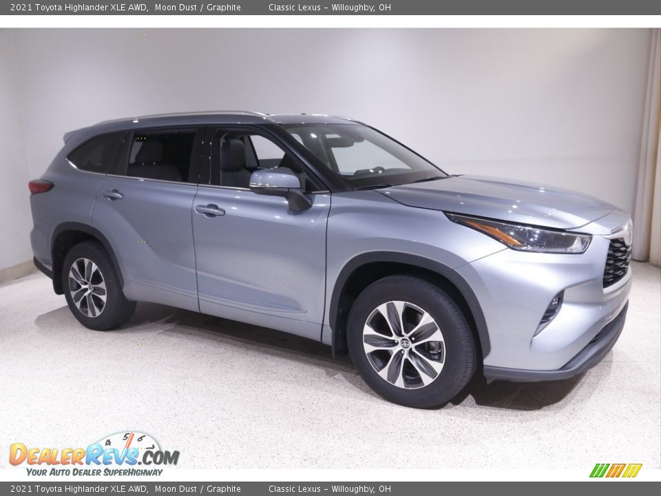 Front 3/4 View of 2021 Toyota Highlander XLE AWD Photo #1