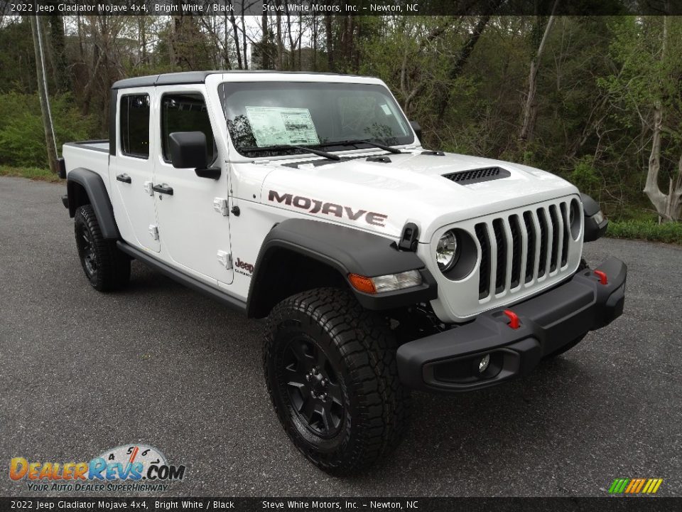 Front 3/4 View of 2022 Jeep Gladiator Mojave 4x4 Photo #4