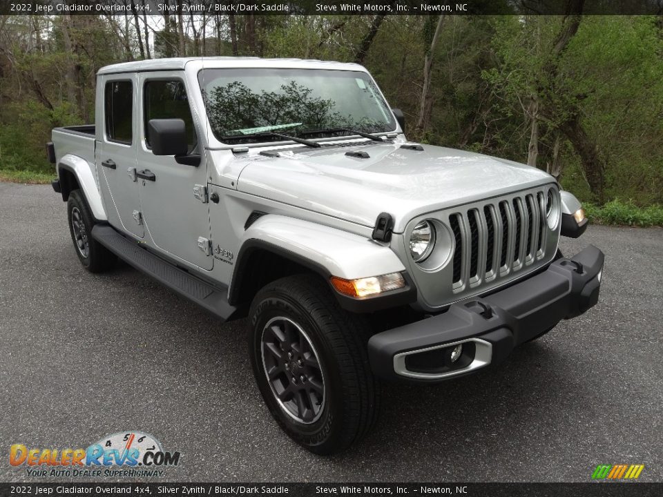 Front 3/4 View of 2022 Jeep Gladiator Overland 4x4 Photo #4