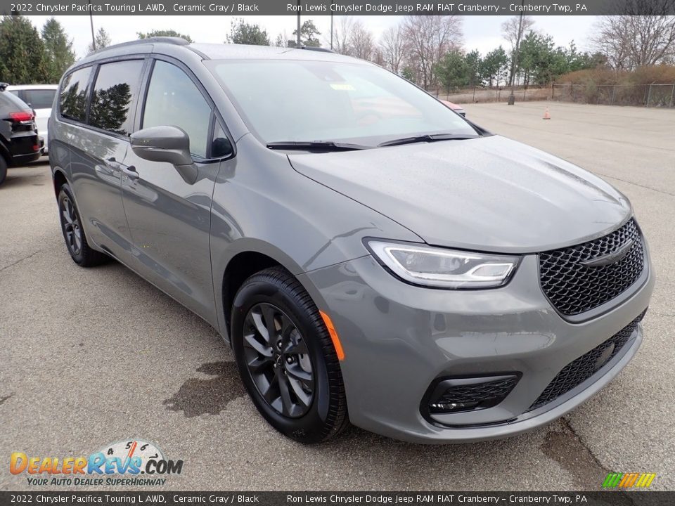 Front 3/4 View of 2022 Chrysler Pacifica Touring L AWD Photo #7