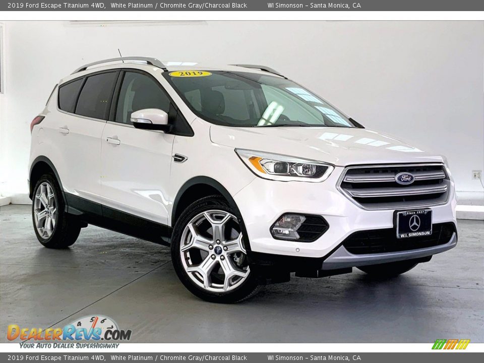 Front 3/4 View of 2019 Ford Escape Titanium 4WD Photo #34