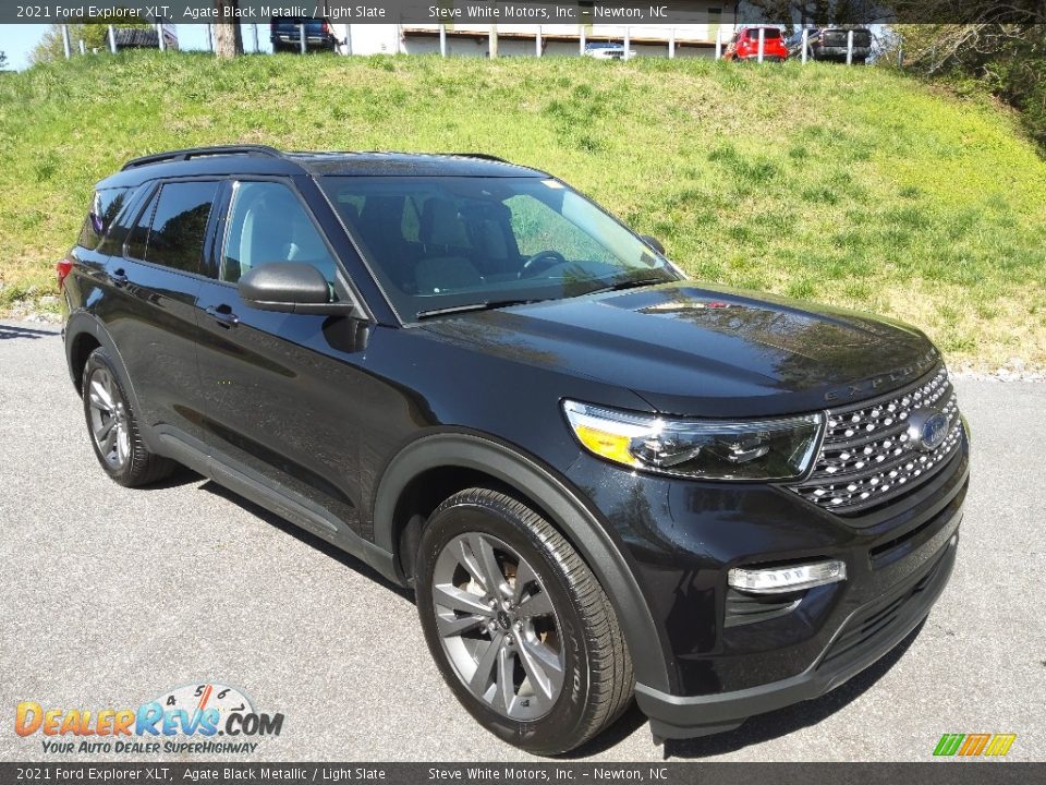 Front 3/4 View of 2021 Ford Explorer XLT Photo #5