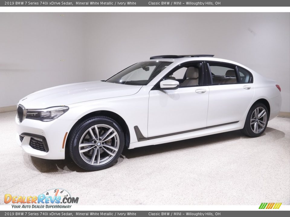 Front 3/4 View of 2019 BMW 7 Series 740i xDrive Sedan Photo #3