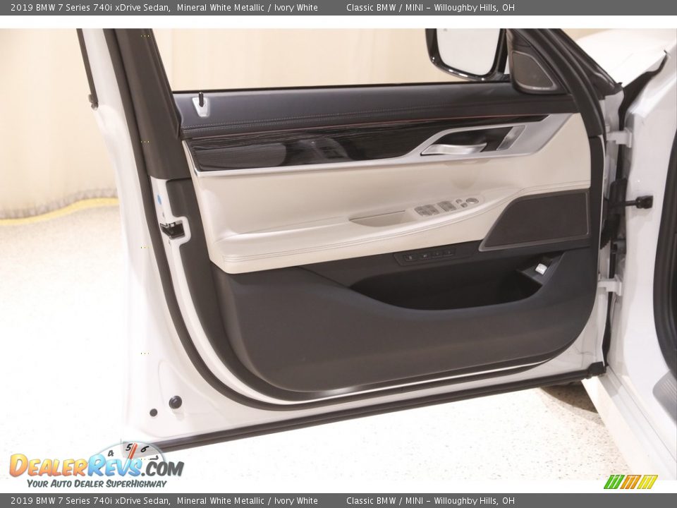 Door Panel of 2019 BMW 7 Series 740i xDrive Sedan Photo #4