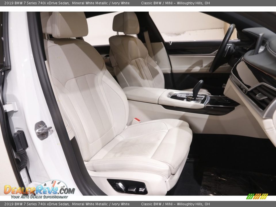 Front Seat of 2019 BMW 7 Series 740i xDrive Sedan Photo #18