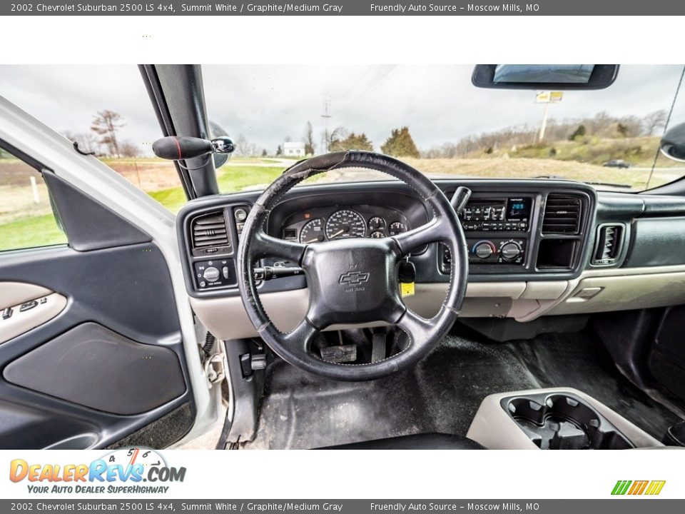 Controls of 2002 Chevrolet Suburban 2500 LS 4x4 Photo #28