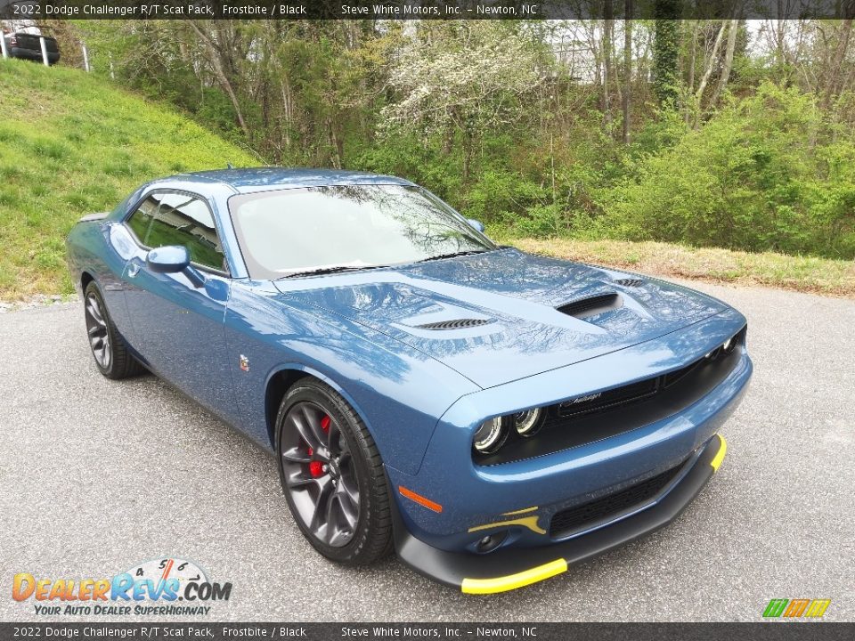 Front 3/4 View of 2022 Dodge Challenger R/T Scat Pack Photo #4