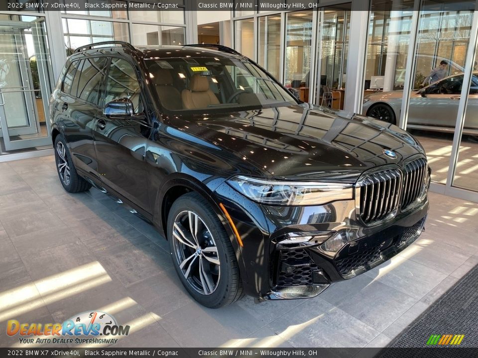 Front 3/4 View of 2022 BMW X7 xDrive40i Photo #1