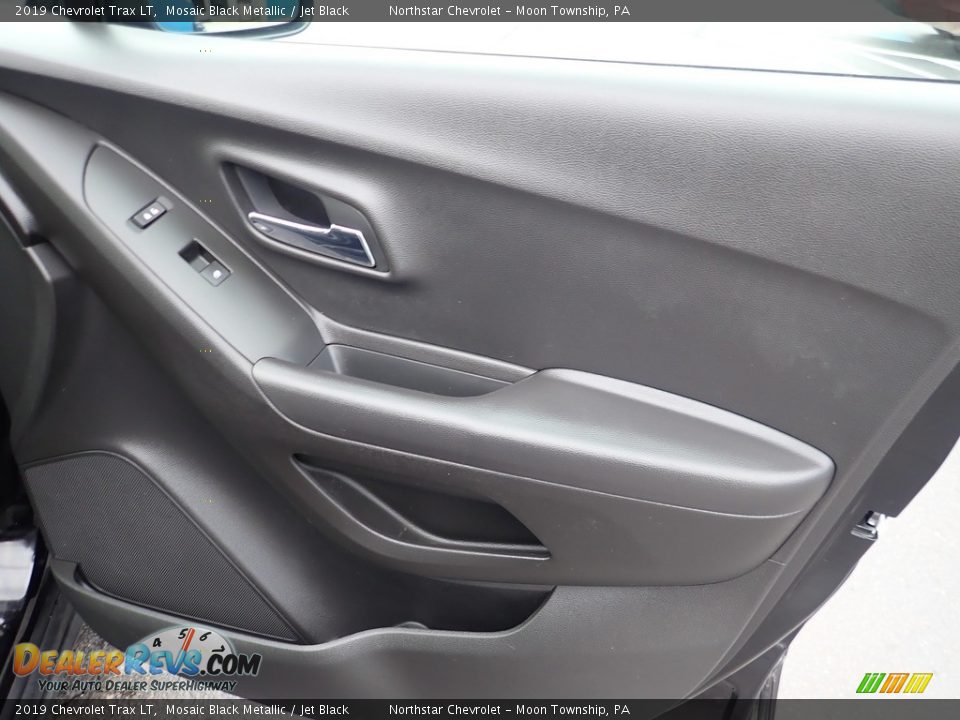 Door Panel of 2019 Chevrolet Trax LT Photo #17