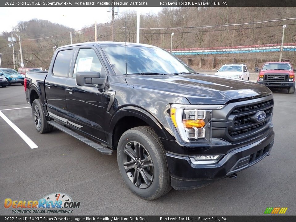 Front 3/4 View of 2022 Ford F150 XLT SuperCrew 4x4 Photo #2